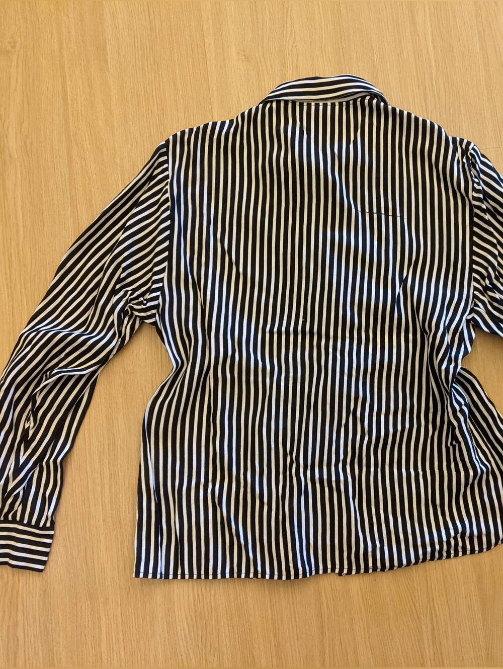 Sophisticates blouse. - Picture 4 of 4
